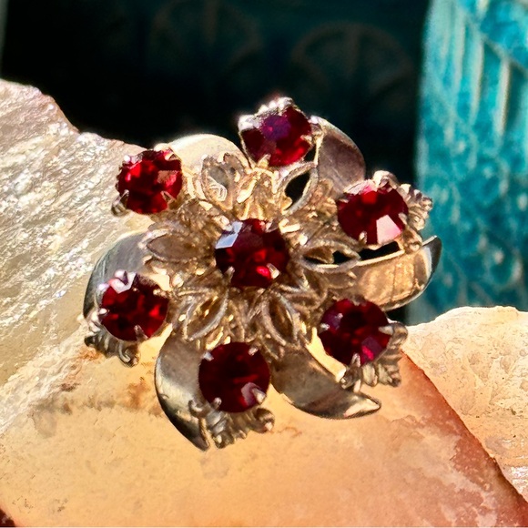 A Vintage Gold Toned Pinwheel Brooch with Red Rhinestones - Picture 7 of 7